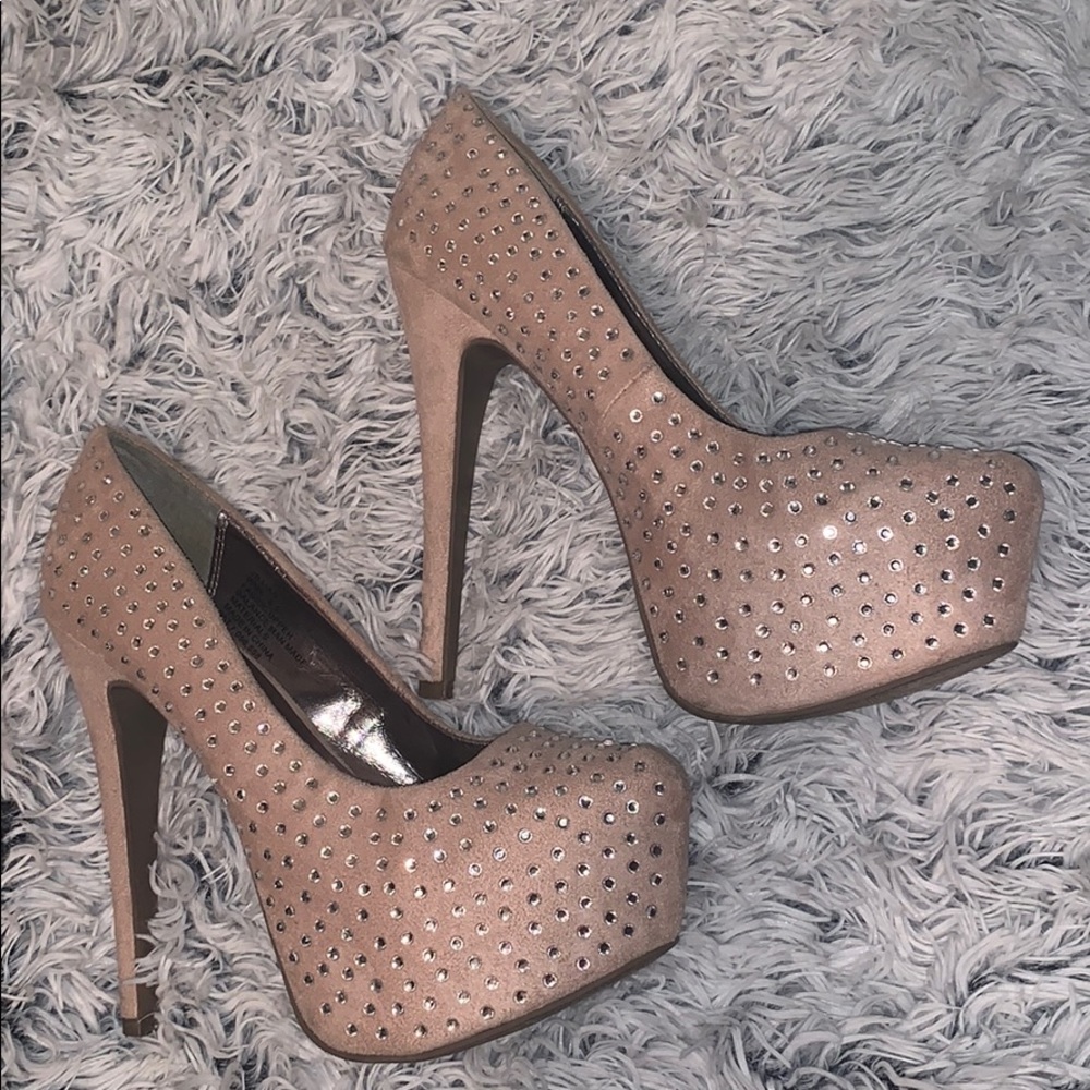 Cute nude diamond heels!
